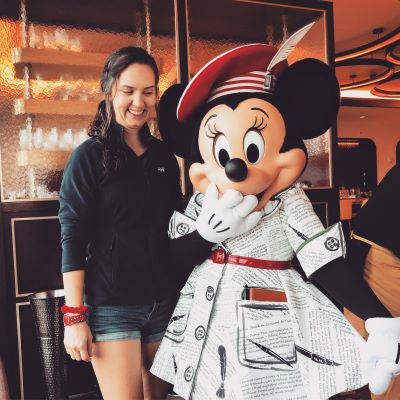 I love Minnie's outfit! 